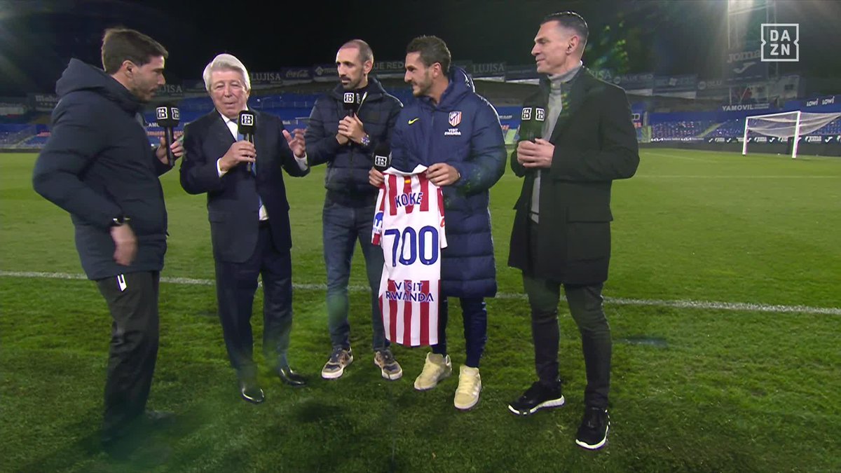 ✨700 PARTIDOS CON EL ATLÉTICO DE MADRID 🪄 700 PARTIDOS DE UNA LEYENDA El momento en el que Enrique Cerezo le entrega a Koke la camiseta para conmemorar una hazaña histórica 👏🏻 #LALIGAenDAZN ⚽️