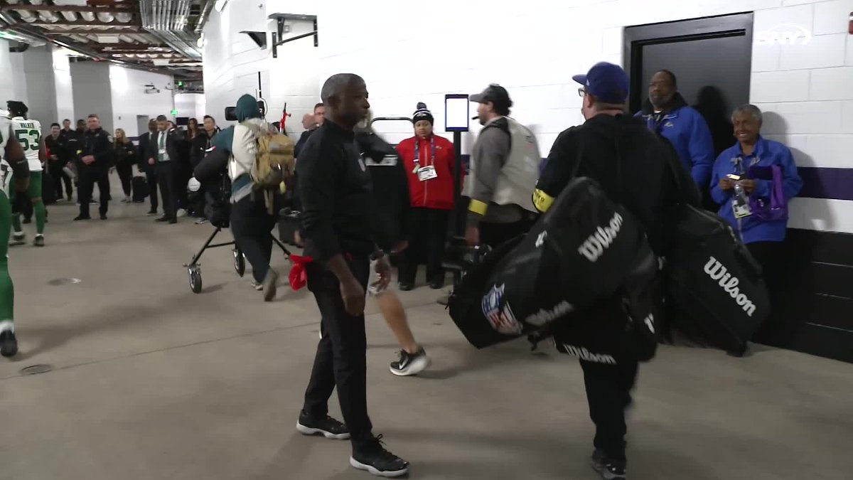 Aaron Glenn high fived the Jets' players and staff on their way to the locker room in Baltimore