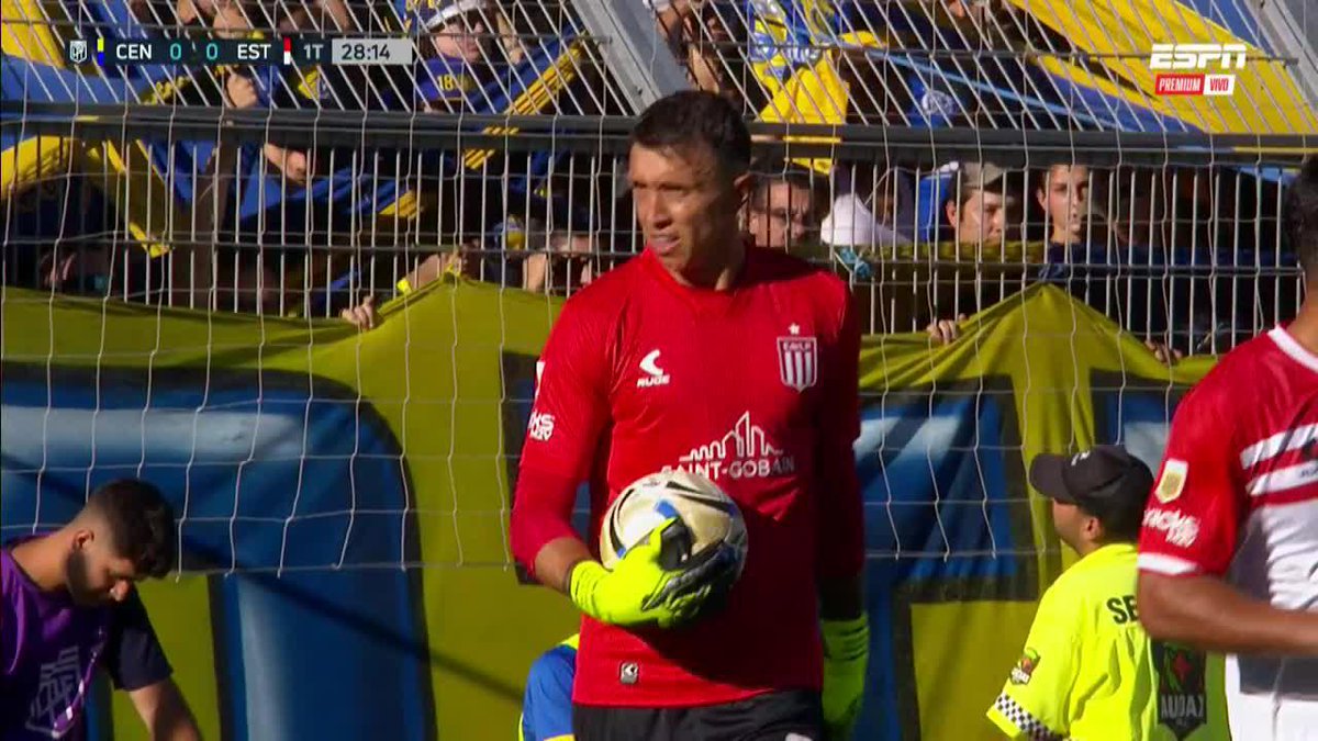 ¡MUSLERA! Atento el arquero para salvar a Estudiantes de La Plata ante el centro pasado
