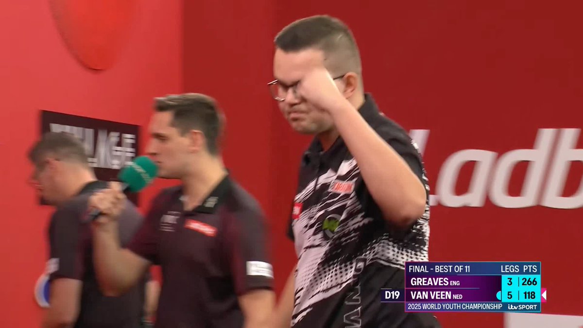 VAN VEEN GOES BACK-TO-BACK 🏆 Gian van Veen has successfully defended his Winmau World Youth Championship title in Minehead, defeating Beau Greaves 6-3! 📺 #WYC | Final