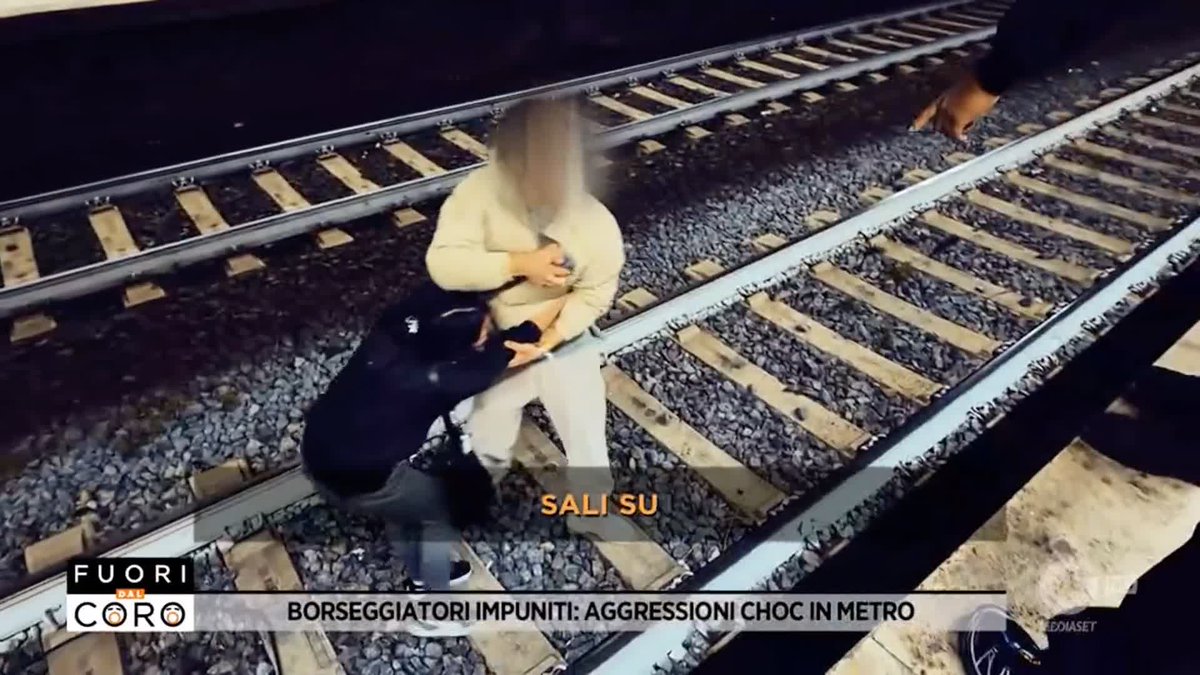 ⚠️ ATTENZIONE - IMMAGINI FORTI ⚠️ La borseggiatrice della metro di #Roma arrestata ieri e oggi già libera di borseggiare nuovamente. E l'aggressione delle borseggiatrici e borseggiatori ai danni nostri e di Cicalone. Il servizio di Natasha Farinelli a #Fuoridalcoro