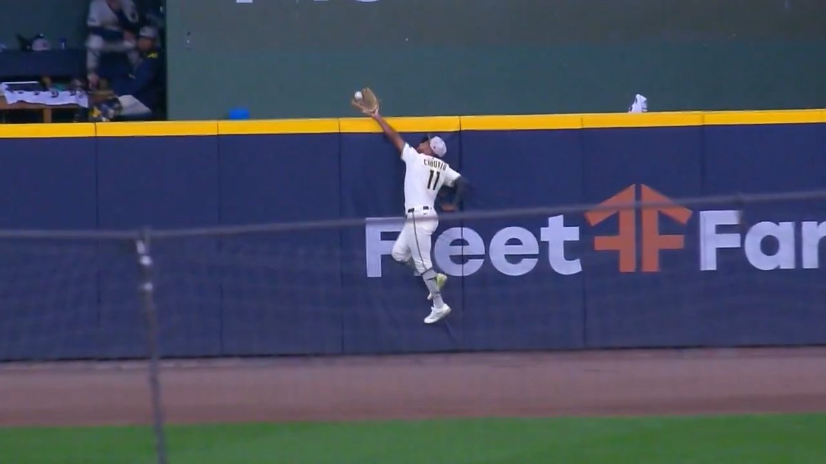 Top Plays of 2025: No. 71 Jackson Chourio ranges back to take a home run away!