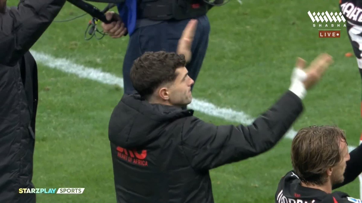 احتفال الفوز بالديربي بين لاعبي ميلان والجماهير 🔴⚫️ تابعوا مباريات #الكالتشيو_على_شاشا 🇮🇹🔥 اشترك الآن 📺
