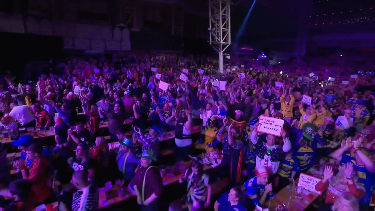THE WINNING MOMENT ☢️ Luke Littler checks out 88 on double six to win the Players Championship Finals with an 11-8 triumph against Nathan Aspinall! This 18-year-old is sensational 🌟 📺 #PCFinals | Final