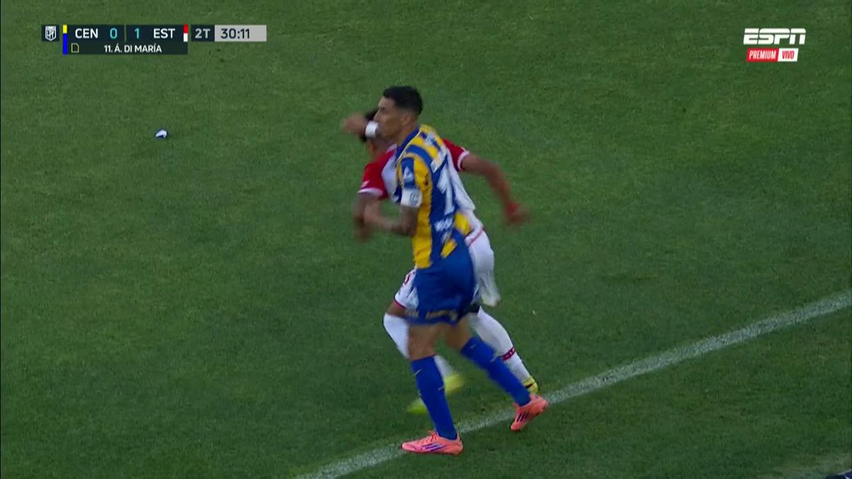 El codazo que le pega el mala leche de Di María a Arzamendia. Era para roja, de hecho el arbitro se la iba a sacar y se arrepintió. En lo que se convirtió el seca nuca de Di María, por favor qué asco