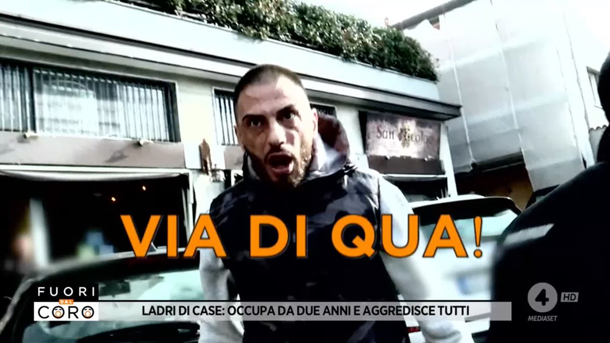 La reazione aggressiva del compagno di Michela, occupante da 2 anni della casa di Grazia a Sesto San Giovanni (Milano). L'avevamo già incontrata ed era stata molto aggressiva nei nostri confronti, così come nei confronti dei vicini di casa, ormai terrorizzati da lei #Fuoridalcoro