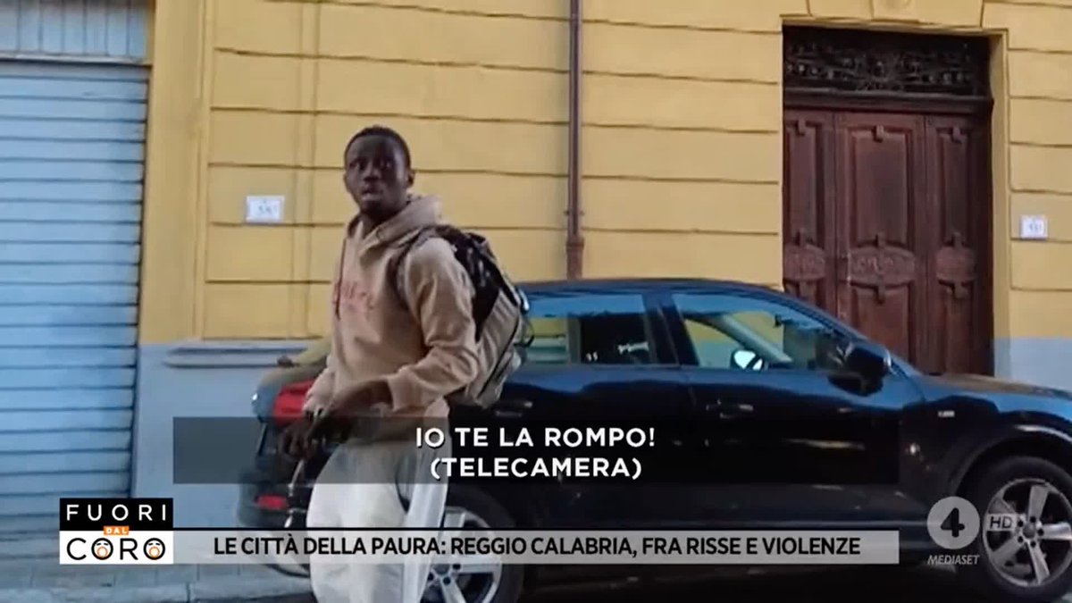 Reggio Calabria, ore 15. Un immigrato ci minaccia, anche di fronte alle forze dell'ordine. Il servizio di Matteo Nalin a #Fuoridalcoro è su Mediaset Infinity