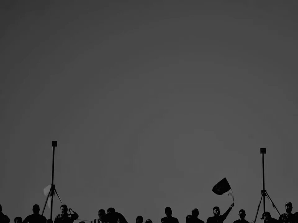 O maior patrimônio do clube tá aqui. O Atlético tá na arquibancada. Aqui ninguém pede contrato, salário ou voto. É respeito por quem chega cedo, sai tarde e carrega o escudo no peito. Quem não respeita não merece vestir essa camisa . Uma vez até morrer. 📸 souatleticano_