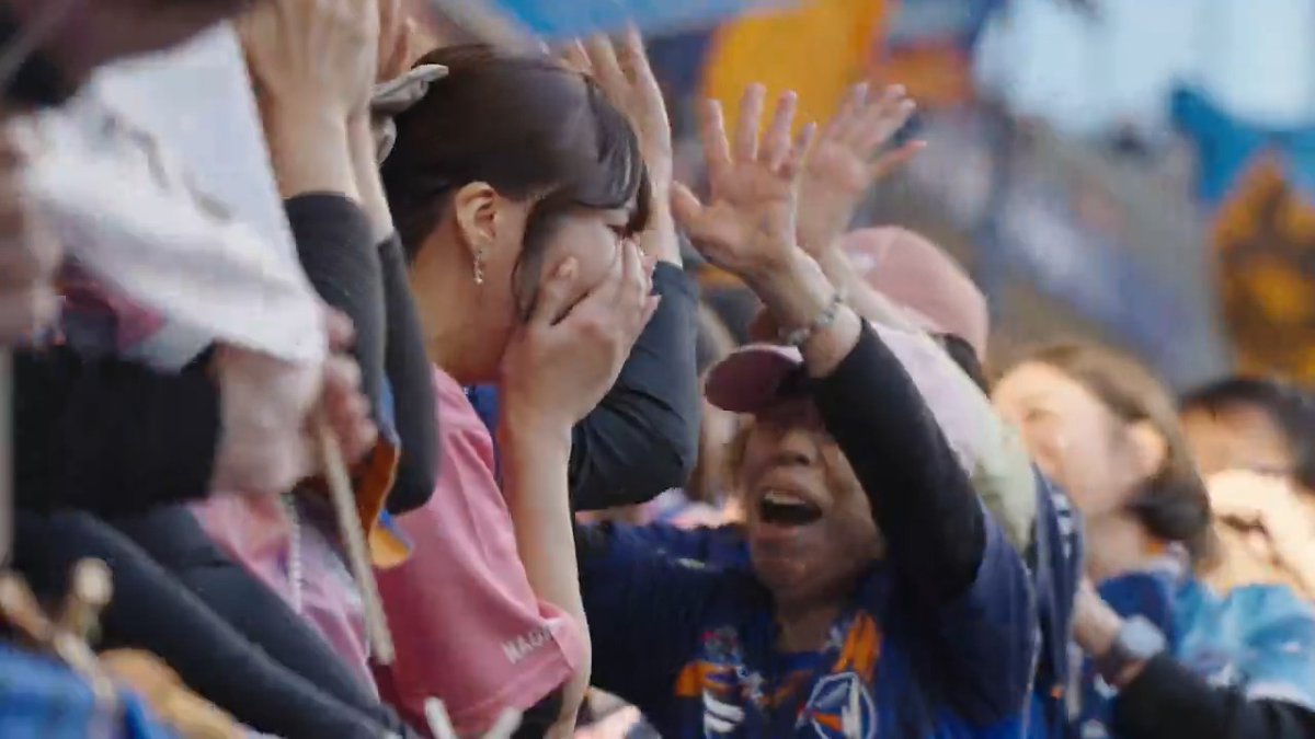 🎥現地独自カメラ🎥 手に汗握る展開を制し、首位浮上のV・ファーレン長崎🔥 スタジアムには歓喜に沸くサポーターの姿が💪 悲願の8年ぶりのJ1昇格を懸け、運命の最終節は徳島ヴォルティスとのアウェイ決戦へ。 #Ｊリーグ