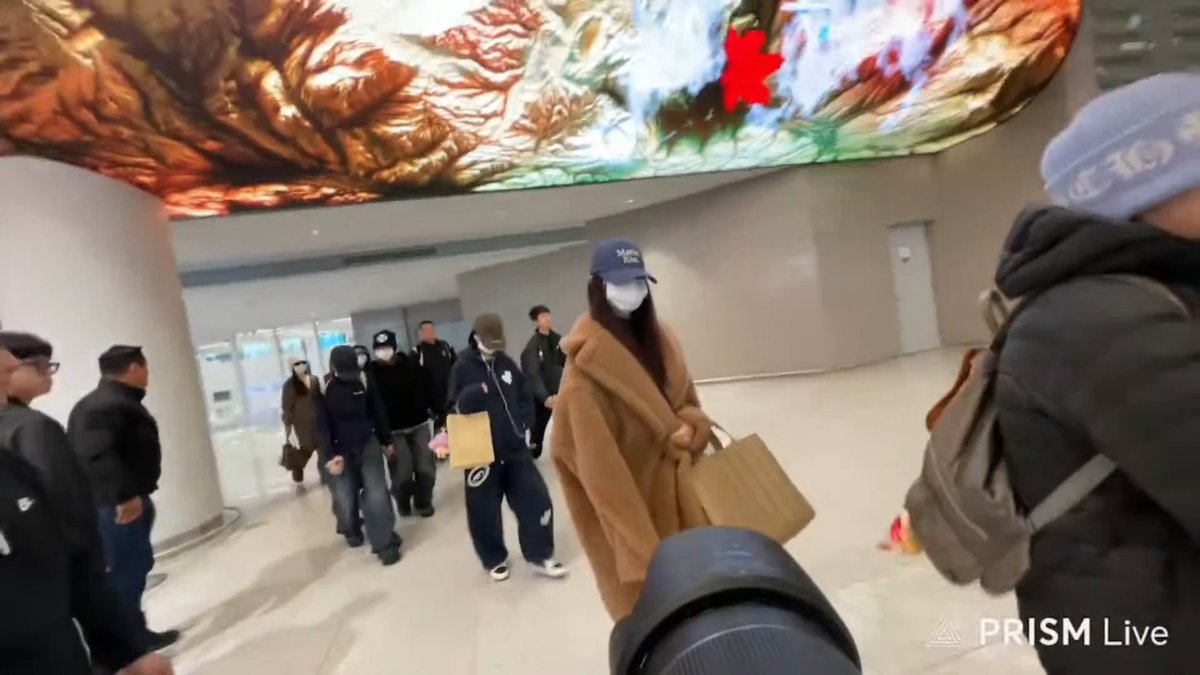 TWICE has arrived back in Korea from Taiwan after two SOLD OUT shows at Kaohsiung National Stadium in Tzuyu's hometown.