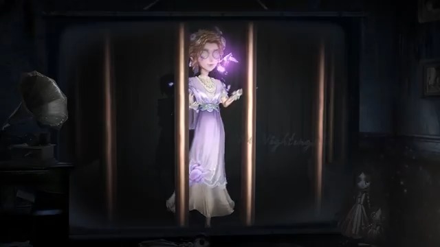 本日は27日にショップに登場する アリスさんのSSR衣装パックを 動画で紹介するの！ 彼女の姿は温室に舞い込んだ蝶のよう！ 紫色の淡いドレスが可愛いの♪ 鱗粉みたいに散らばった 裾のキラキラも素敵なの！ 実装をお楽しみに♪ #IdentityV #第五人格