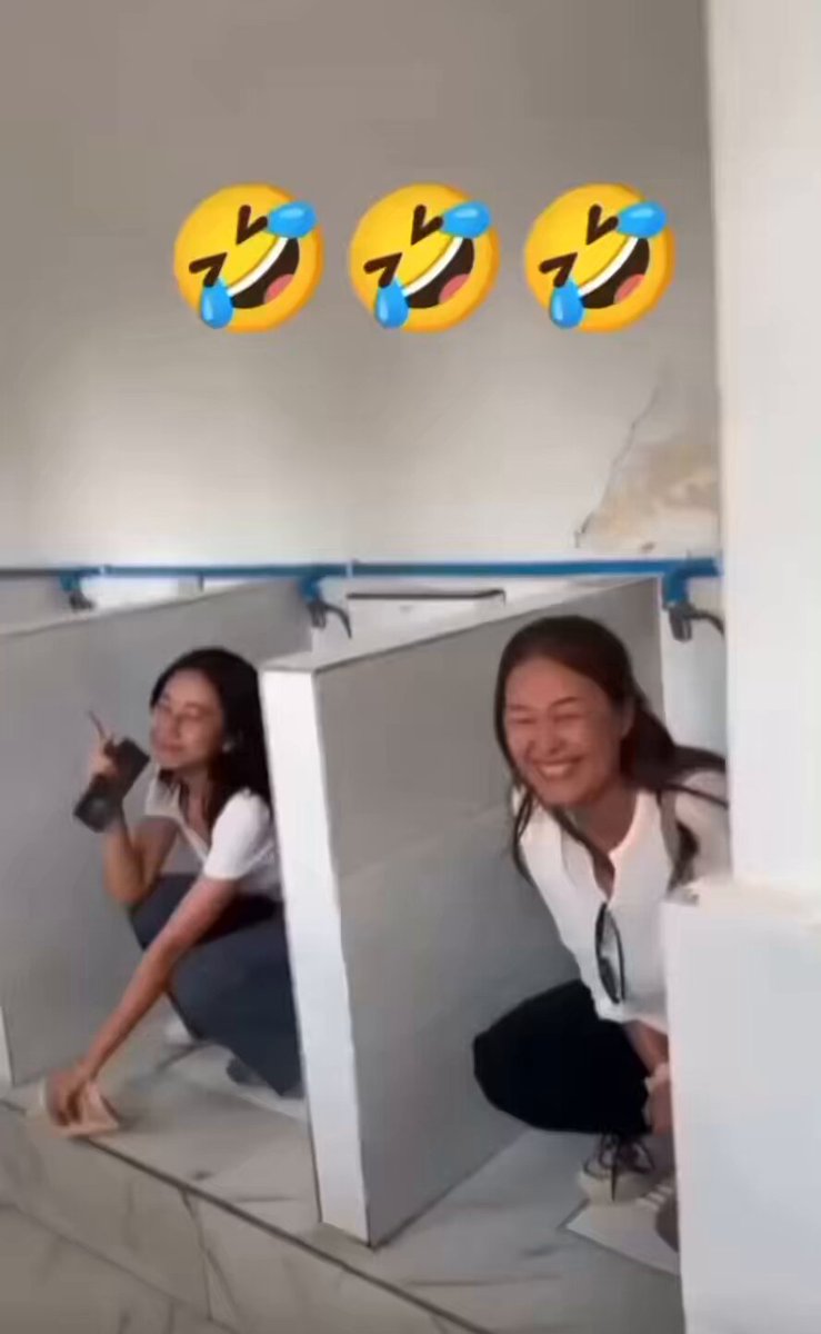 그나마 칸막이 있는 중국 화장실 🚽 자기들도 웃긴가봐요? 🚽 🚽 🚽