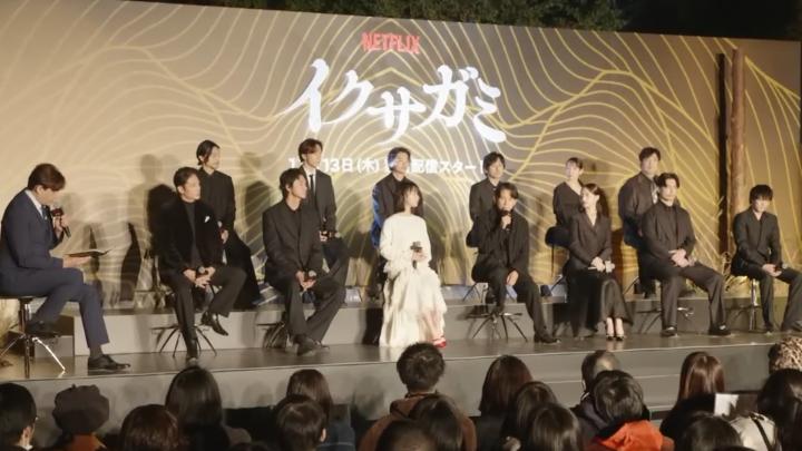#岡田准一 の背中に惚れた #伊藤英明。スタント無しの殺陣で岡田の瞼の上をざっくり切る大怪我をさせてしまった伊藤。俳優としてのトラウマを伊藤に与えぬよう岡田は「次行きましょう！」と何もなかったかのように次の現場のロケハンに向かった。なんて役者だ！#イクサガミ