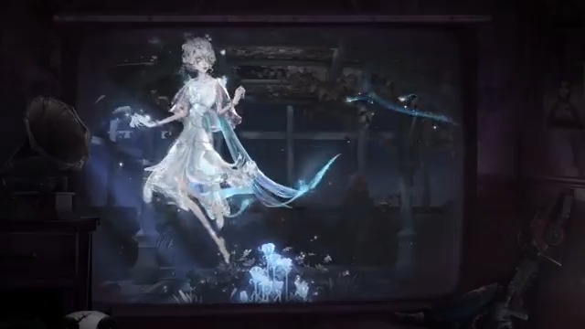 エマが開発チームに こっそり侵入してゲットした S40真髄1の衣装プレビューを Xで動画公開するの！ 衣装の一部が透き通ったように 光り輝いて綺麗なの！ この神秘さは只者じゃないの...！ 「#女王蜂」の限定UR衣装 小説家と探鉱者のSSRは 11/27に実装されるの♪ お楽しみに！ #IdentityV #第五人格