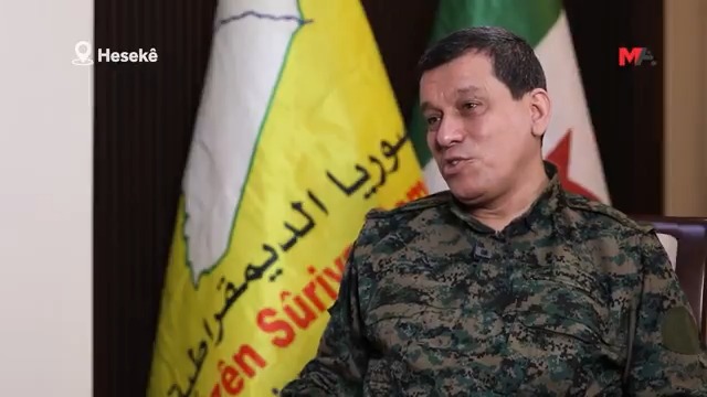 Demokratik Suriye Güçleri (QSD) Genel Komutanı Mazlûm Ebdî, Mezopotamya Ajansı’na (MA) önemli değerlendirmelerde bulundu. 🔴 Rojava Devrimi sürecinde sizi en çok ne etkiledi? 🔴 Devrim sürecinde hiç “keşke böyle yapsaydık” ya da “keşke bunu yapsaydık” dediğiniz anlar oldu mu?