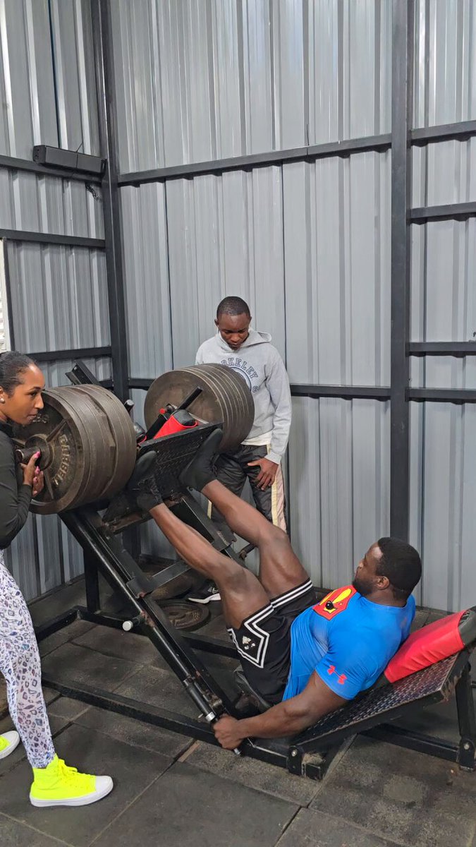 Kama leg press haiko hivi, sitaki 😁 Best Quad and Glute finisher. Karibu hoodgym ukuwe trained by the best 👌