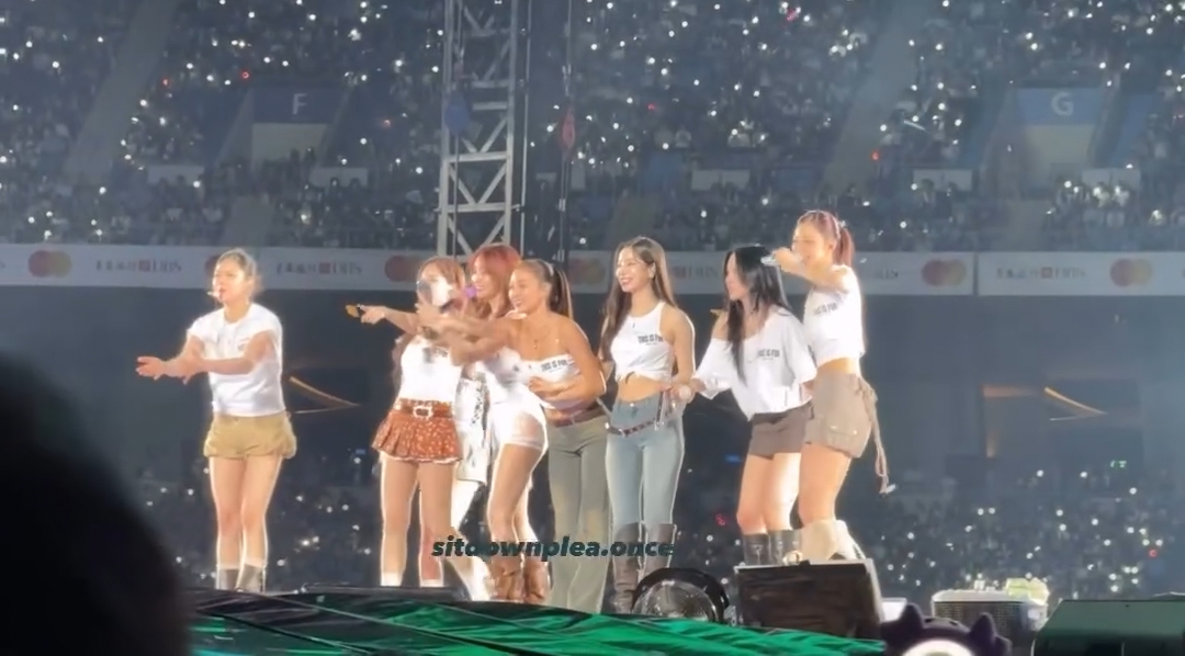TWICE performed Feel Special again during the encore in Kaohsiung cause they weren't satisfied with the candybong wave, look at Mina holding Dahyun and Tzuyu's hands to run around 🥹