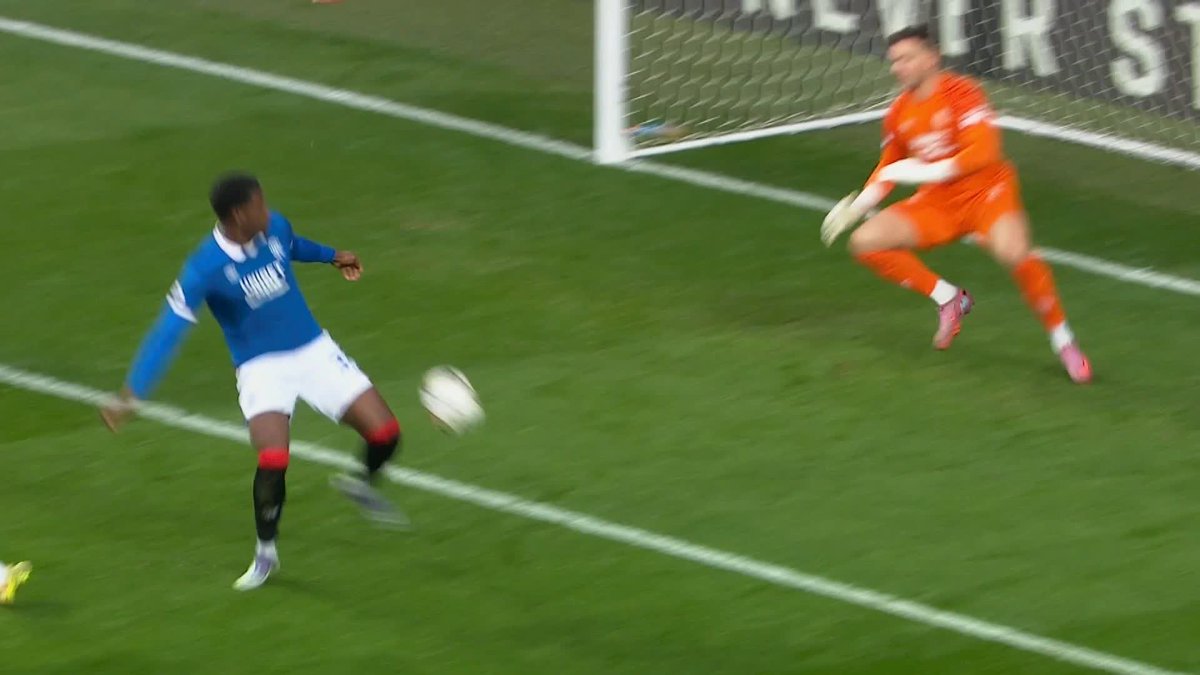 🗣️ "That is outrageously bad, that is terrible..." 🗣️ "I just can't see where it's hit any other part of his body, I'm at a loss..." There was unanimous agreement on Ref Watch that Livingston 𝗦𝗛𝗢𝗨𝗟𝗗 have been awarded a penalty against Rangers ⤵️