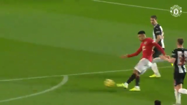 𝗟𝗘 𝗣𝗘́𝗧𝗔𝗥𝗗 de Mason Greenwood 🏴󠁧󠁢󠁥󠁮󠁧󠁿 contre Newcastle il y a déjà 6 ans. 🥵 Il retrouve les Magpies cette semaine avec l’OM en LDC. 🇪🇺👀 (2 minutes de vidéo pour un but 😭) 🎥 Manchester United