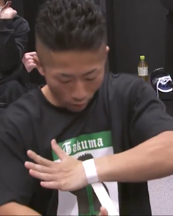 控え室にて試合に備える井上拓真！