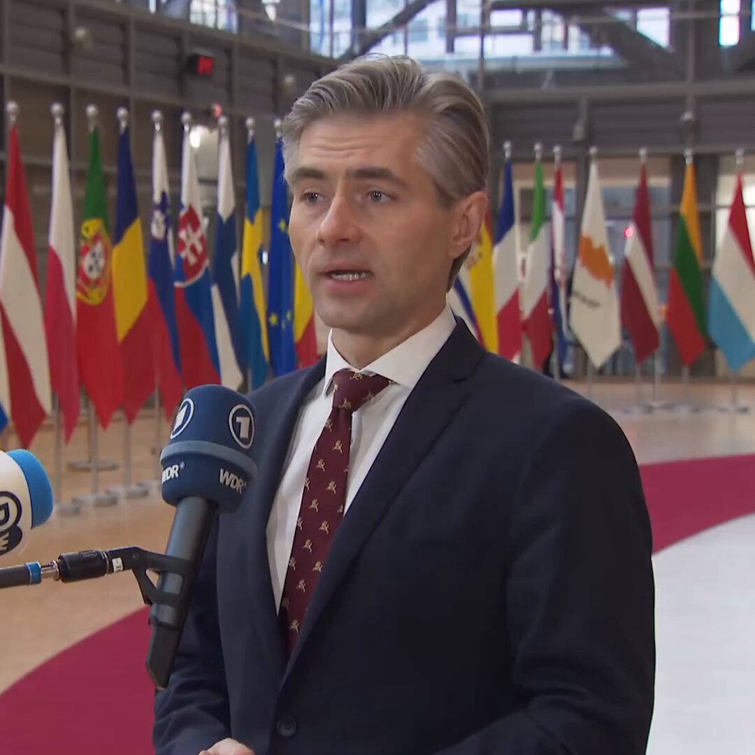 #Lithuania is under a combined hybrid attack: balloons violating our airspace and disrupting civil aviation, while Belarus seizes trucks to blackmail our economy. Over 30,000 passengers affected, 200+ flights redirected, and 1,000+ trucks held hostage. Belarusian blackmail requires a strong response. The #EU must act decisively - protect Member States, defend 🇪🇺 companies and their property, impose tougher sanctions on Belarus, and confront this escalation with unity and strength. Dictatorships only understand pressure and language of force.