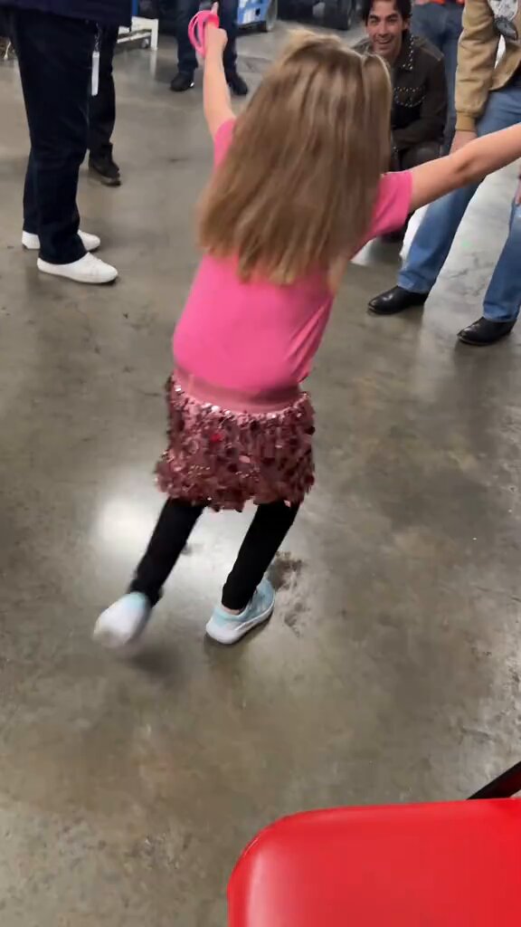 Jonas Brothers meeting a little fan backstage last night in Detroit 🥰 📸: tiffmlong on TikTok