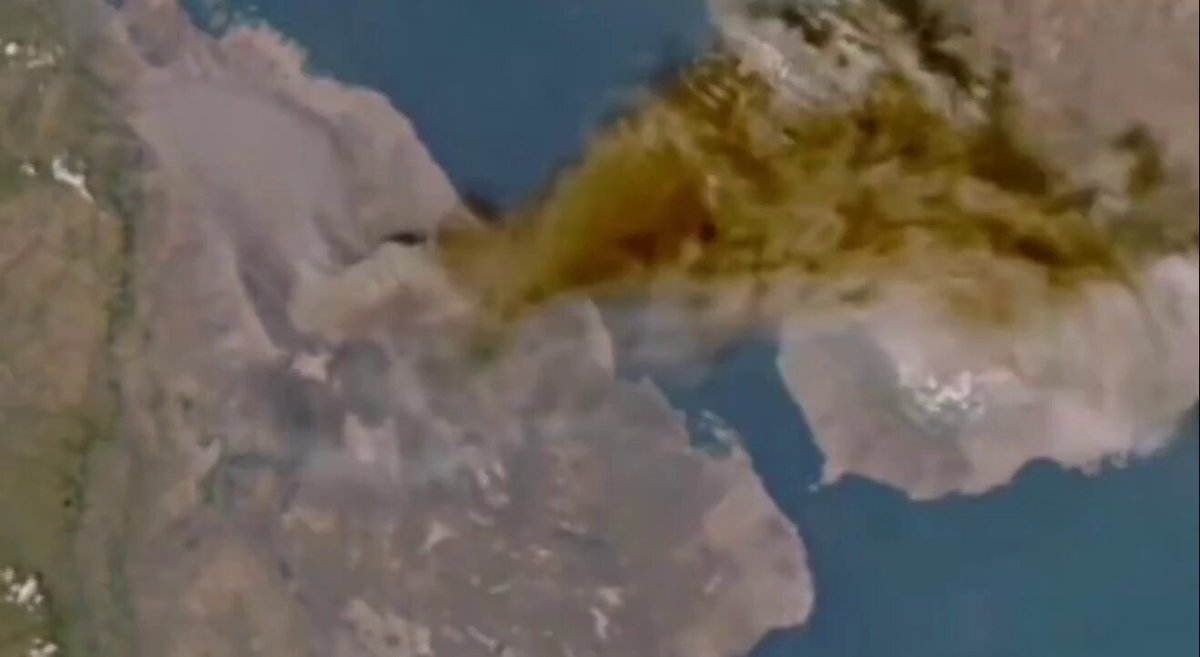 ثار بركان عافر في إثيوبيا بعد خمول 8 آلاف سنة. مشهد مهيب يعيد الإنسان إلى حجمه الحقيقي أمام سنن الله في الكون. عبرت آثار البركان البحر الأحمر، وامتد دخانه ورماده إلى اليمن، في تذكيرٍ أن الأرض، على سكونها الظاهر، تحمل في باطنها قوى لا يملك البشر ردّها ولا التحكم بها. الصور والمقاطع المتداولة لهذا البركان تكشف هشاشة الإنسان وضعفه مهما بلغ من العلم والتقدم. فالتكنولوجيا التي تباهي بها البشرية وتعتمد عليها الدول الكبرى تبدو أمام جبروت الطبيعة أشبه بألعاب صغيرة لا تصمد لحظةً أمام إرادة الخالق عز وجل. فهل نتعظ حين نرى قدرة الله تتجلى في هذا الكون؟ وهل نراجع غرورنا وادعاء السيطرة على الطبيعة، ونحن نشاهد جبالًا من النار تتفجر من باطن الأرض في لحظات لا يملك البشر فيها إلا اللجوء إلى دعاء الله والاستغفار؟ اللهم ألهمنا الاتعاظ بآياتك، واحفظ عبادك وبلادنا من البلاء.