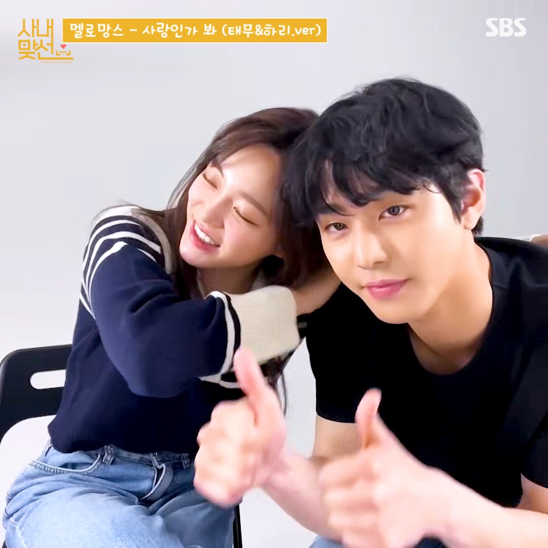 사맞붐이 온 것 같은데 태무하리 <사랑인가봐> 듀엣이 빠지면 섭하지 근데 나 공약 있던 한드판이 좀 그리울지도.. 공약 시청률 넘어서 다같이 듀엣 기다리고 그랬는데 그 풋풋한 설렘 다 어디 갔어