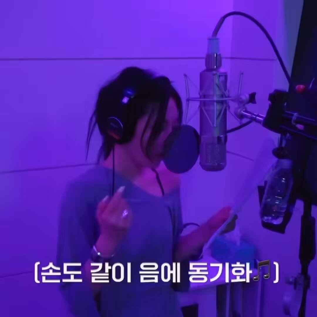 she actually has a built-in autotune inside her throat