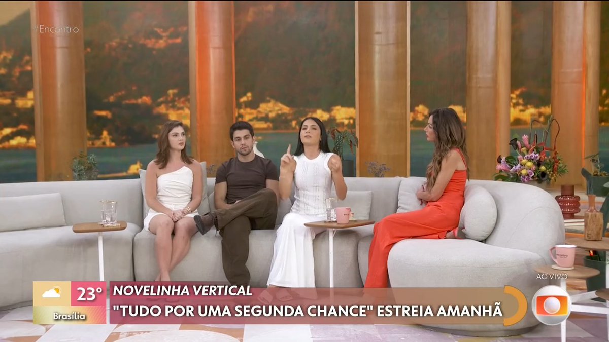 a jade explicando como vai ser a dinâmica de lançamento e que vão ser 10 capítulos por semana toda terça-feira depois de dona de mim. ela tá muito mais segura e solta dessa vez #TudoPorUmaSegundaChance