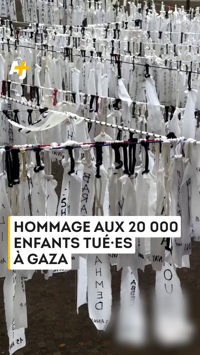 Des bandes de tissu portant les prénoms de 20 000 enfants tué·es à Gaza ont été installées dans une cour de Brescia, en Italie.