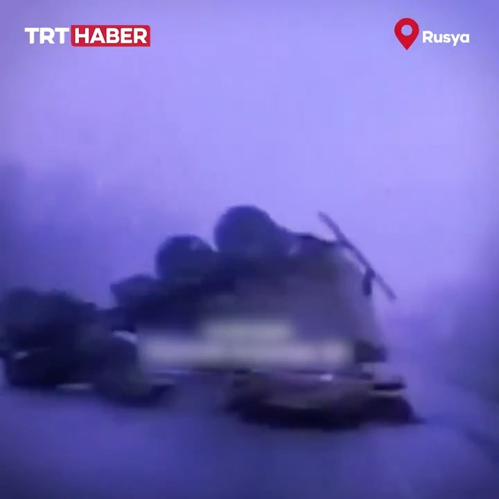 Rusya'da askeri kamyon, seyir halindeki araçları kağıt gibi ezdi.
