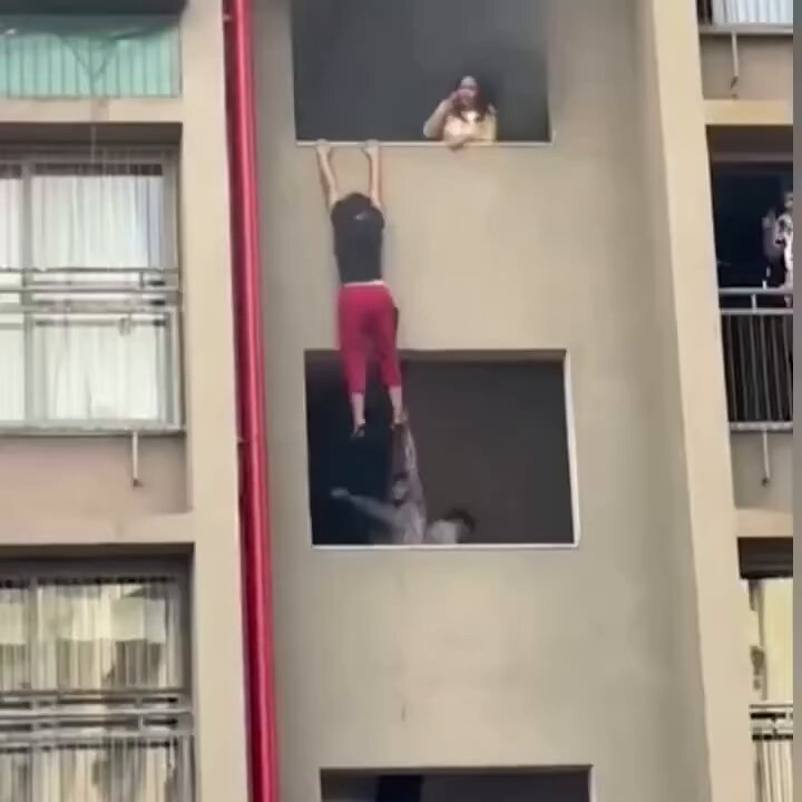 Yangında can pazarı. Hindistan’da bir apartmanda mahsur kalanlar, 2 isimsiz kahraman tarafından böyle kurtarıldı.