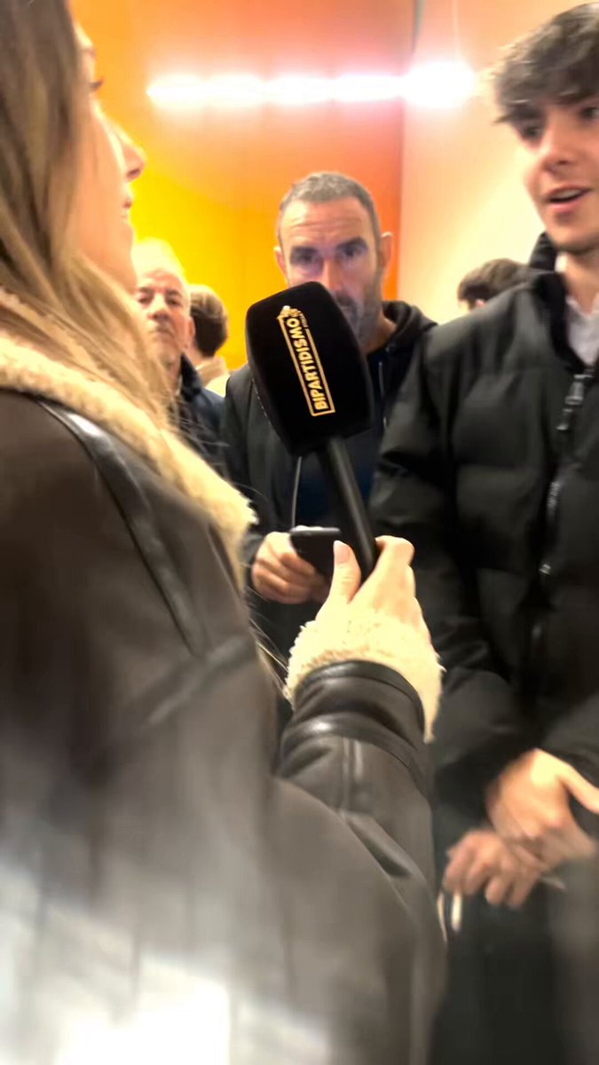 🔴 ÚLTIMA HORA | Los aragoneses que no han podido entrar a escuchar a Abascal tras el llenazo HISTÓRICO en Zaragoza abrazan las ideas de VOX: “Es el futuro presidente, el que va a salvar nuestro país”.