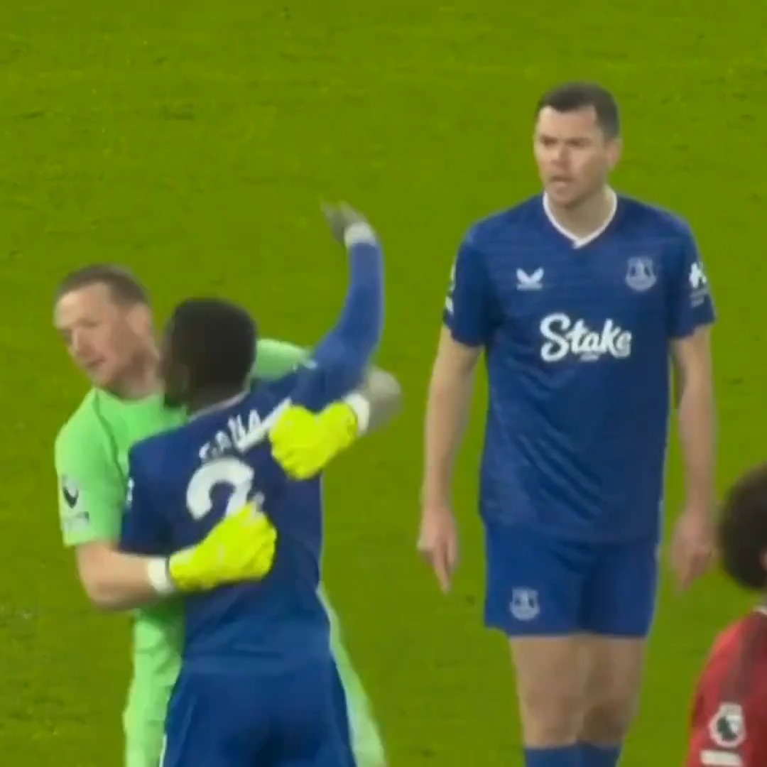 Everton's Idrissa Gana Gueye is shown a straight red card after a scuffle with HIS OWN TEAMMATE, Michael Keane. 😳