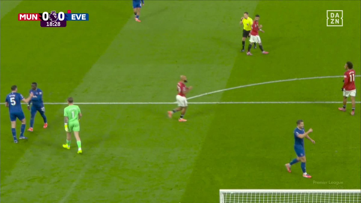 SURREALISTA: ¡TORTAZO ENTRE COMPAÑEROS DE EQUIPO! 💥 Gueye recrimina el ataque del ManUtd a Keane. Se encaran, Gueye le suelta una torta, el árbitro lo expulsa... ¡y lo tienen que agarrar para llevárselo al vestuario! 🤯🤯🤯 #PremierLeagueDAZN ⚽🏴