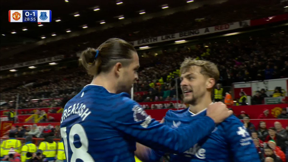 OUTSTANDING from Dewsbury-Hall! 10-player Everton take the lead at Old Trafford! 🤯