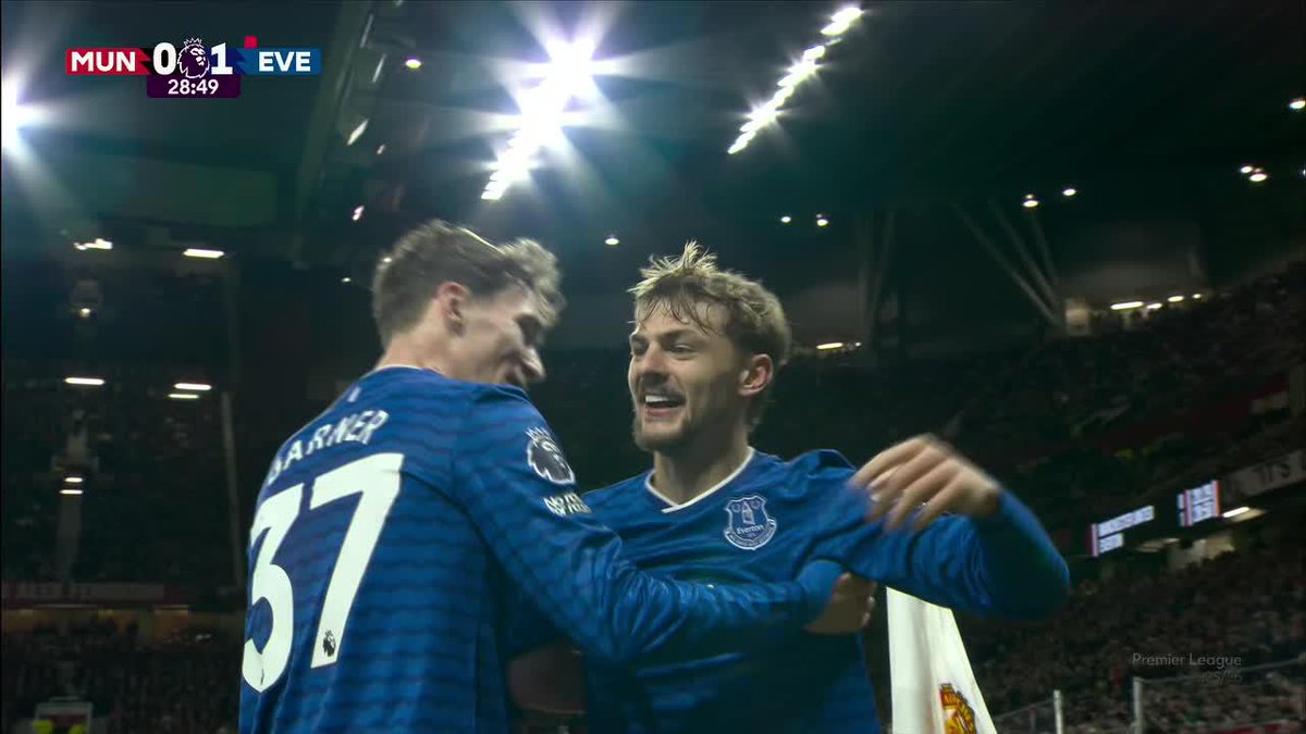 El golazo que se acaba de marcar Kiernan Dewsbury-Hall tras sacarse a dos defensas del Manchester United y un disparo al borde del área: simplemente un Golazo. 0-1