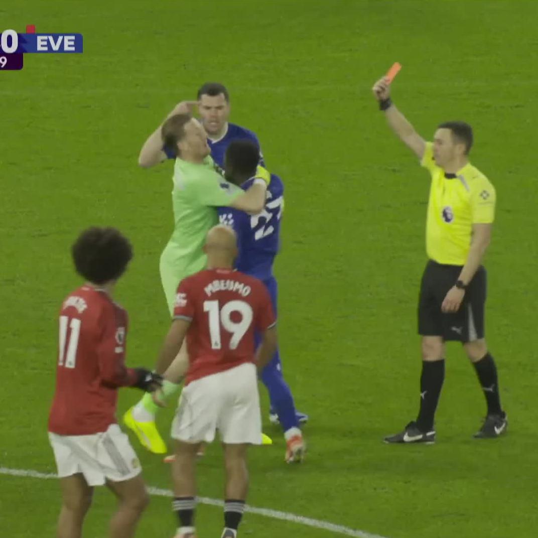 Červená karta za facku spoluhráči… 😱🤷‍♂️ Záložník Evertonu Idrissa Gueye po nedorozumění v obraně Toffees vystartoval po Michaelu Keaneovi a za svou reakci si vysloužil vyloučení. 🟥 Viděli jste někdy něco takového? 🤔