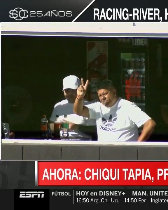 Mientras el futbol argentino es noticia en todo el mundo por los papelones de la AFA, el Chiqui Tapia aparece en la cancha de Riestra para ver a Barracas Central. Es todo tan grotesco que ya ni sorprende