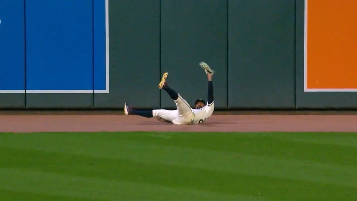 Top Plays of 2025: No. 61 Byron Buxton calls game with an impressive grab!