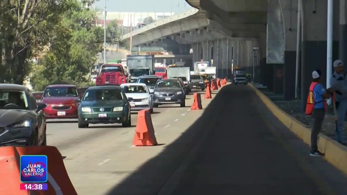 La autopista #México–#Puebla se ha vuelto una ruleta de #caos: choques mínimos que detonan horas de #tráfico, discusiones, obras repentinas y cuellos de botella interminables, convierten #viajes en horas de #pesadilla. Información: Aldo Hernández.