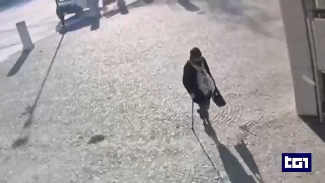 La storia del figlio travestito dalla madre morta si arricchisce col video di lui che finge anche l'andatura claudicante. Ma allontanatosi dal municipio, l'uomo camminava normalmente e guidava la macchina. La madre, invece, non aveva nemmeno la patente