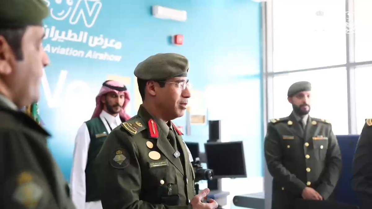 مدير عام الجوازات المكلّف يتفقد سير عمل منصات الجوازات المتنقلة لإنهاء إجراءات المسافرين بمطار الثمامة.