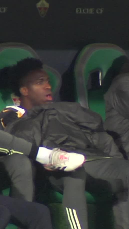 A Vinicius se le escapó algún bostezo durante el Elche vs Real Madrid #PokerFC