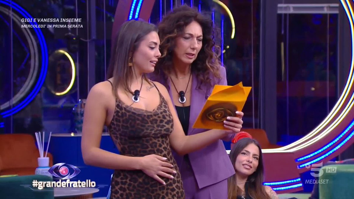 Donatella e Grazia leggono il messaggio lasciato da Marina #GrandeFratello
