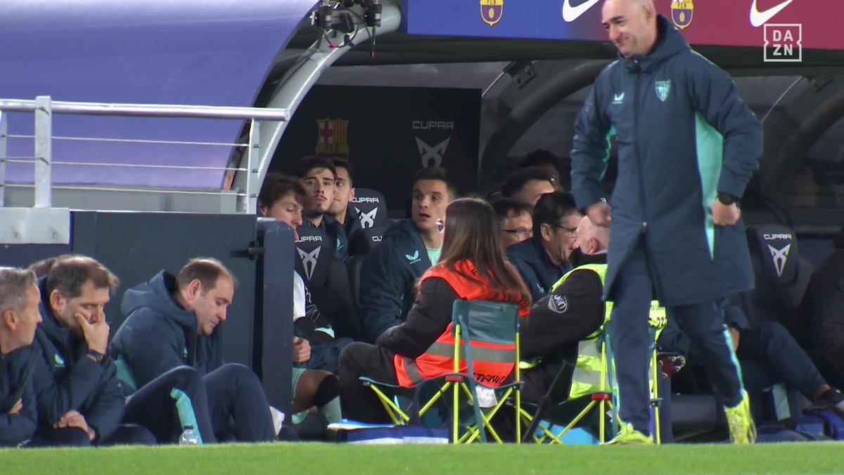 🗣️ "Nico está donde le quieren" La frase de uno de los asistentes de Ernesto Valverde respondiendo a los cánticos del Camp Nou a Nico Williams #PokerFC