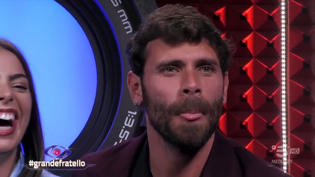 C'è una notizia importante per i nostri inquilini: una concorrente del GF del Kosovo sta per arrivare! #GrandeFratello