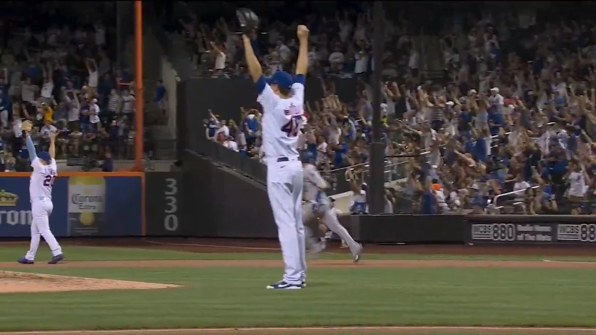 Back in 2022, Brandon Nimmo made a ridiculous catch in center field with Jacob deGrom on the mound in a game against the Dodgers ⏪ Now the two are reunited in Texas 🤝