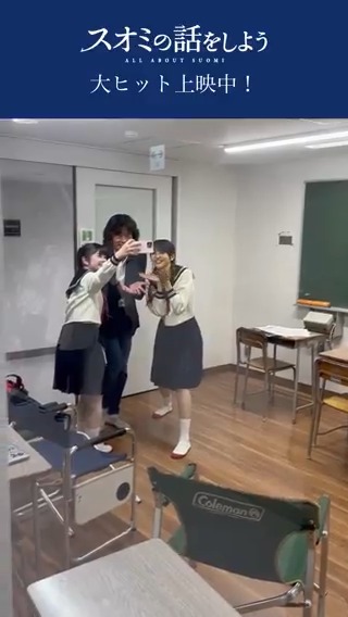 長澤まさみの女子高生コスプレ、そりゃ女子高生には見えないけどスタイルが異次元で笑う。 顔もスタイルも良すぎてコメディになってない。成立してしまう。 髪型整えてるのもただただ可愛い。